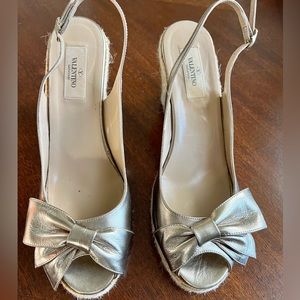 Valentino Garavani Mena Bow slingback wedge, metallic light gold